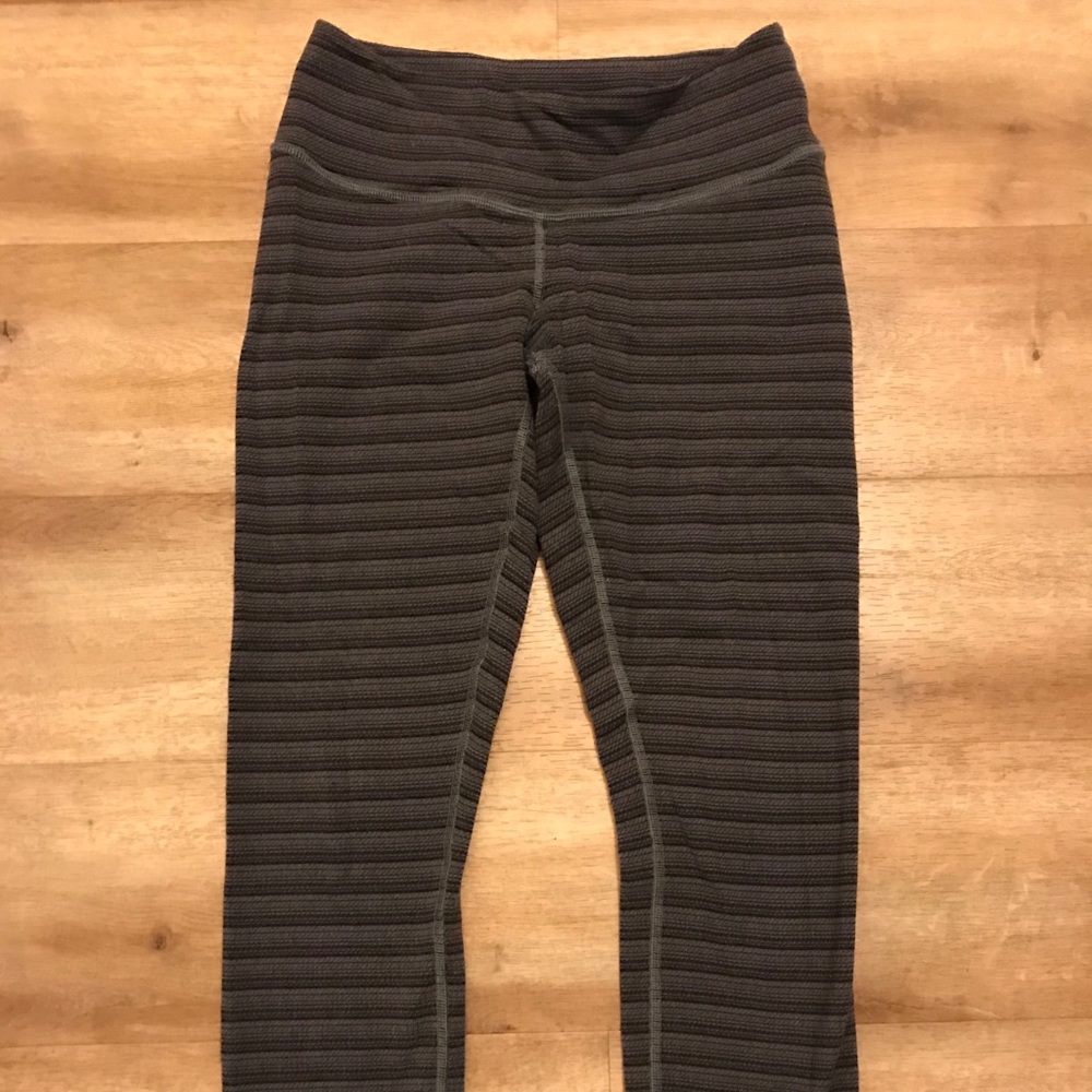 Lululemon Wunder Under Crop - Picture 4 of 5